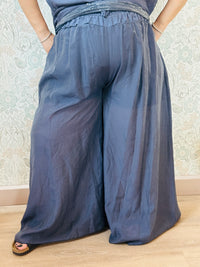 Pantagonna con elastico in vita e finta coulisse, tasche laterali e taglio palazzo. Pantaloncini interni in fresca viscosa.