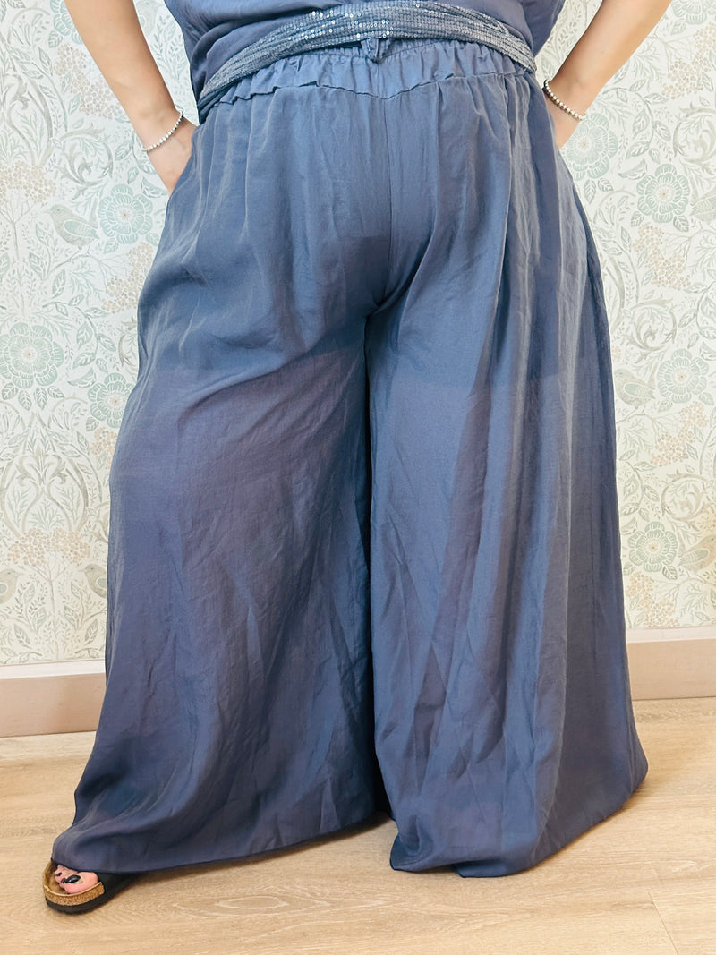 Pantagonna con elastico in vita e finta coulisse, tasche laterali e taglio palazzo. Pantaloncini interni in fresca viscosa.