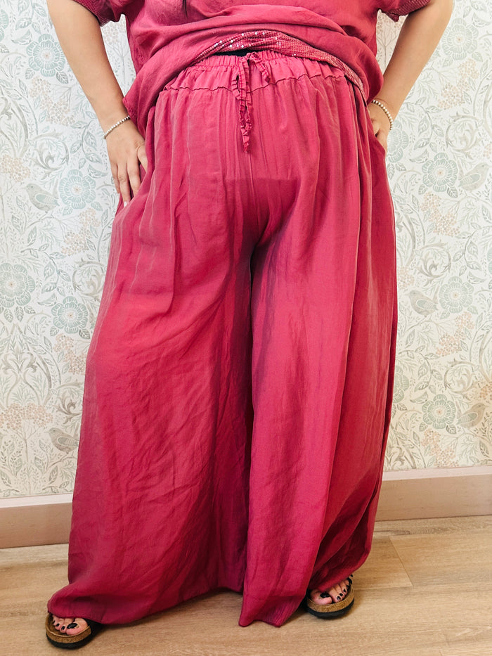 Pantagonna con elastico in vita e finta coulisse, tasche laterali e taglio palazzo. Pantaloncini interni in fresca viscosa.