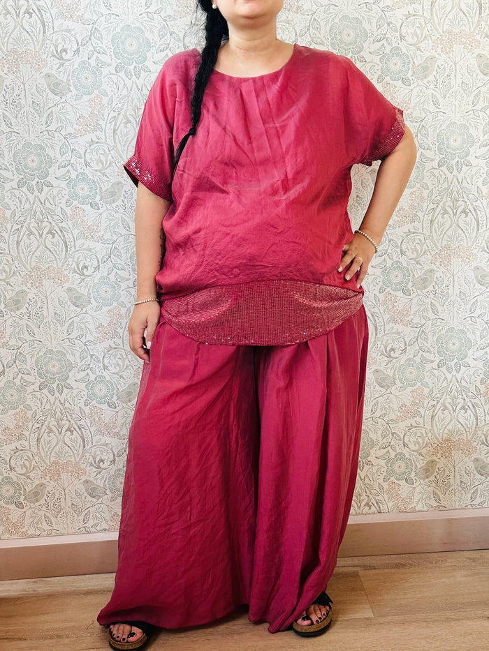 Pantagonna con elastico in vita e finta coulisse, tasche laterali e taglio palazzo. Pantaloncini interni in fresca viscosa.