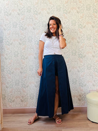 Pantagonna lunga, blu, aperta davanti con pantaloncini e elastici sul retro. 