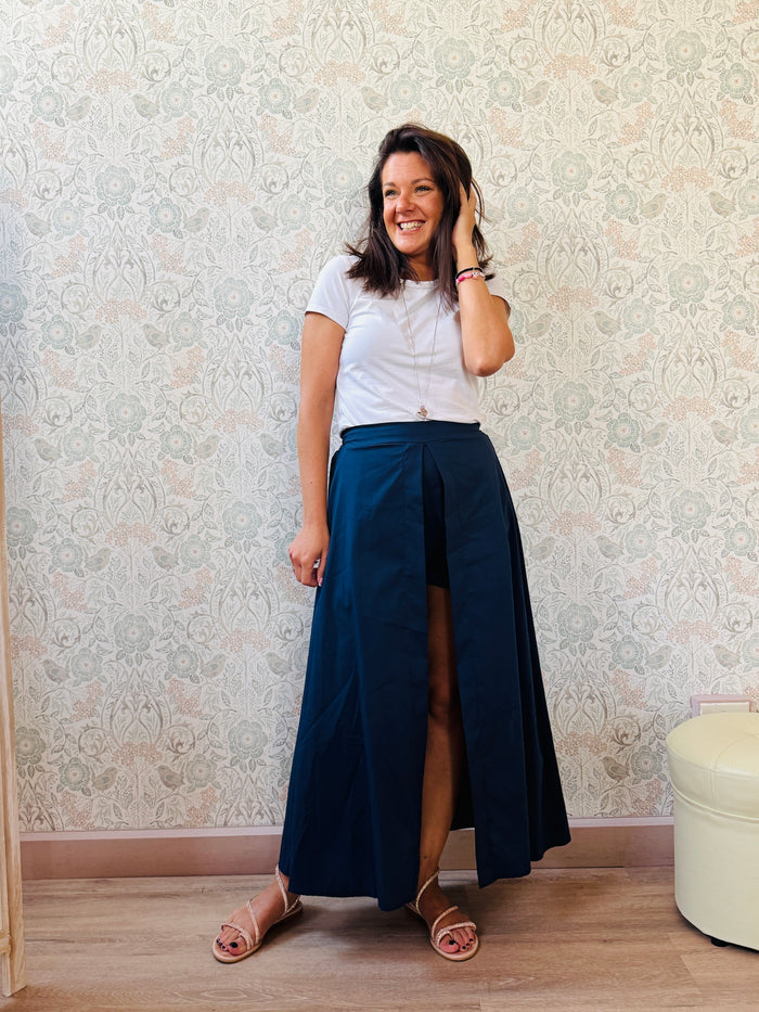 Pantagonna lunga, blu, aperta davanti con pantaloncini e elastici sul retro. 