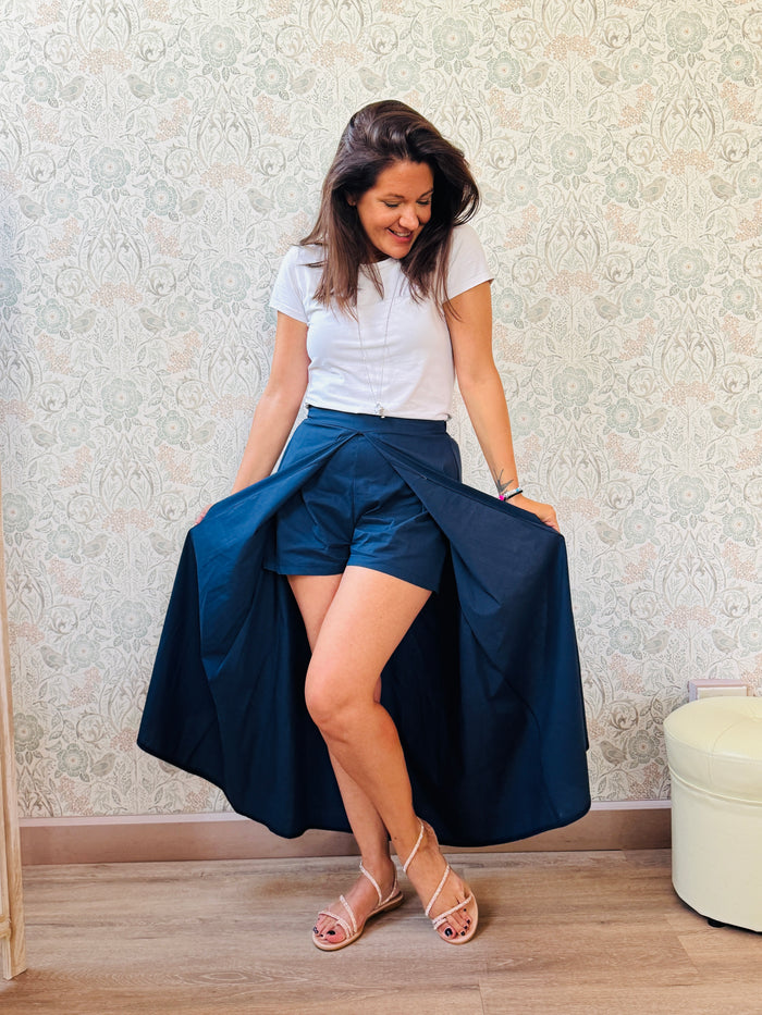 Pantagonna lunga, blu, aperta davanti con pantaloncini e elastici sul retro. 