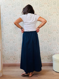 Pantagonna lunga, blu, aperta davanti con pantaloncini e elastici sul retro. 