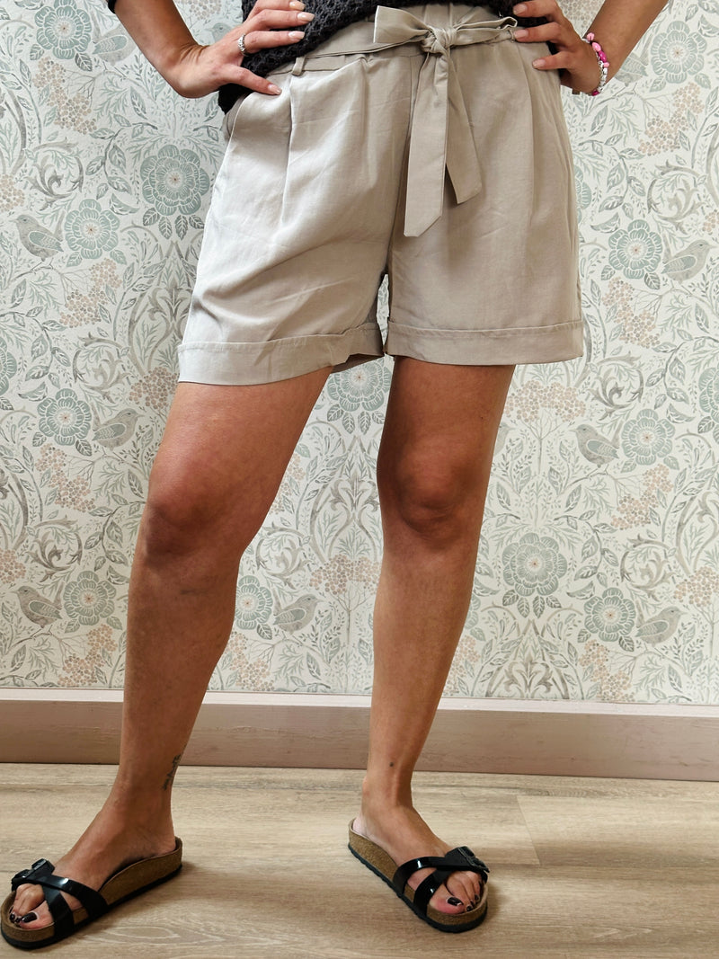 Pantaloncini con elastico in vita, cintura in tessuto removibile e tasche laterali.