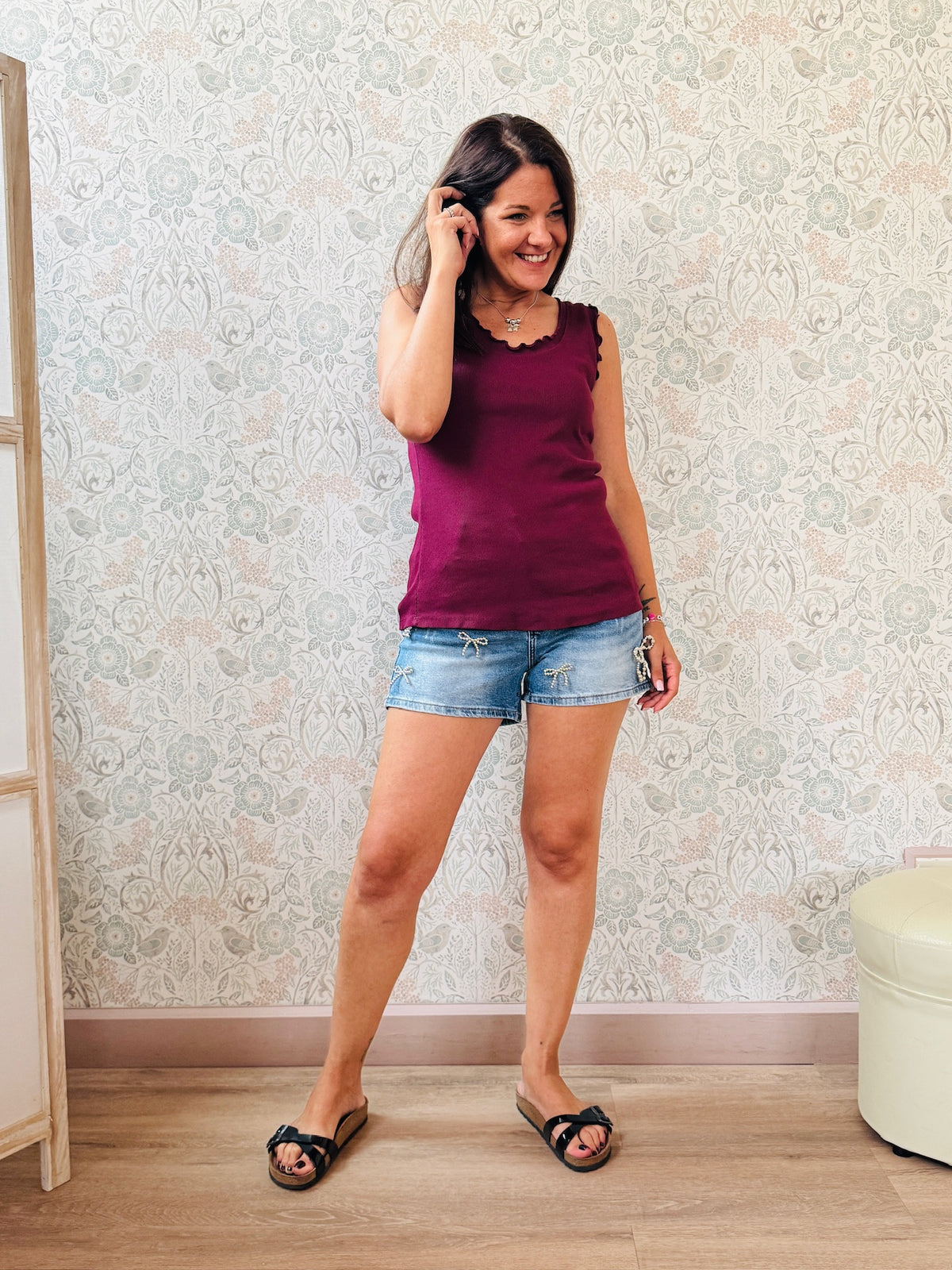 Pantaloncini da donna, cinque tasche con applicazioni rimovibili. 