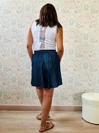 Pantaloncini con banda elastica in vita e tasche laterali. Vestibilità morbida e ampia. 