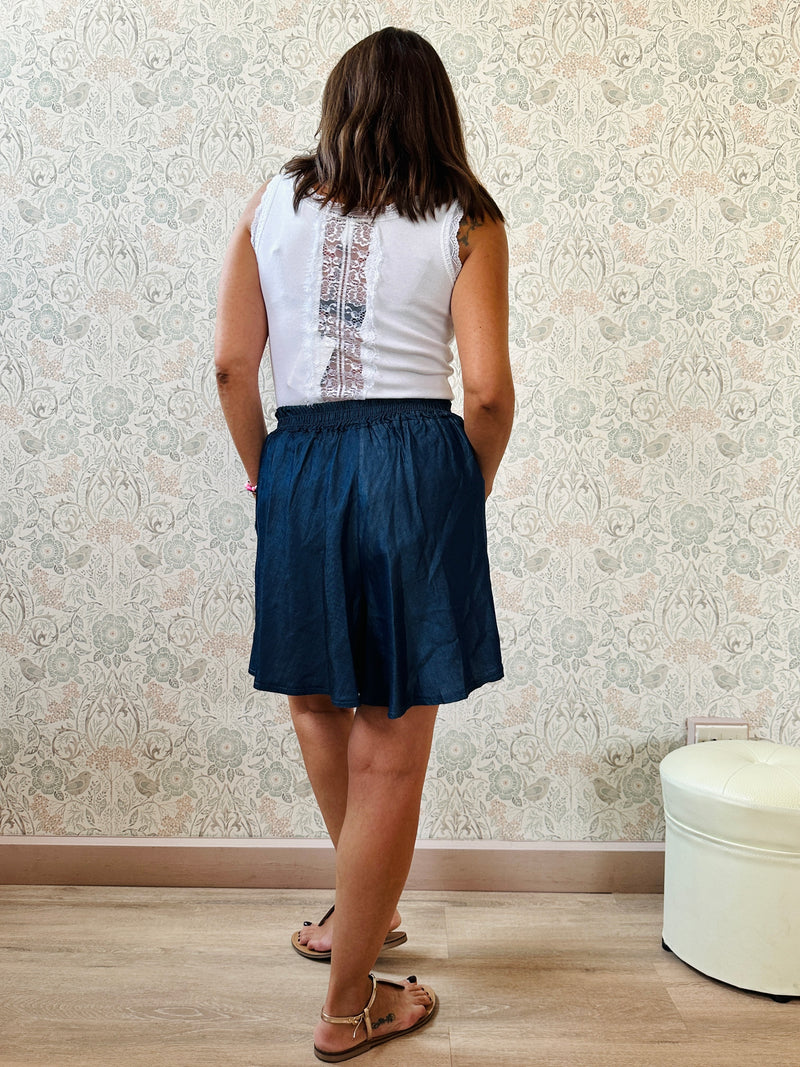 Pantaloncini con banda elastica in vita e tasche laterali. Vestibilità morbida e ampia. 