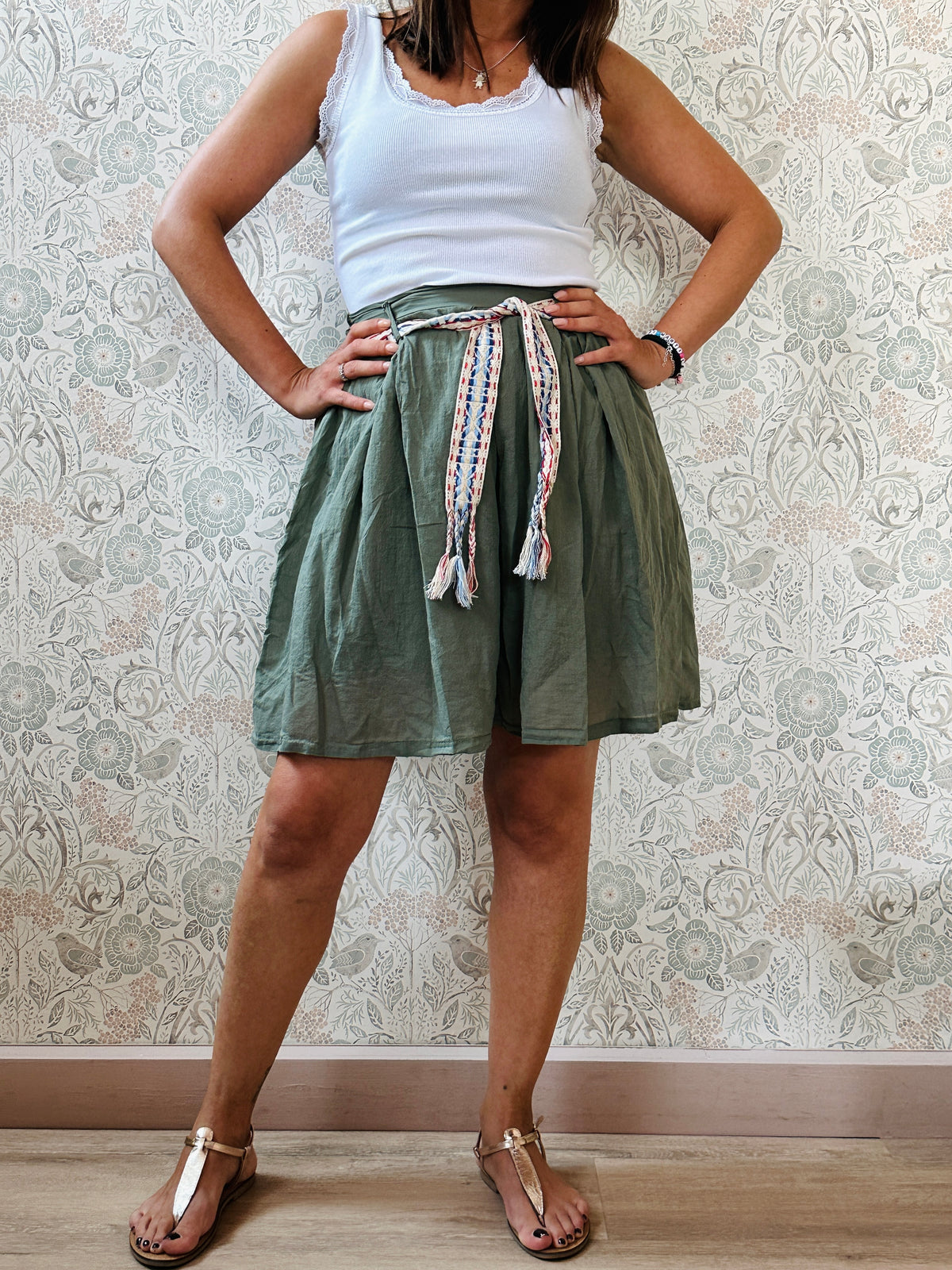 Pantaloncini verde militare, 100% cotone con elastico in vita sul retro. Taglio bermuda con cintura in tessuto fantasia. 