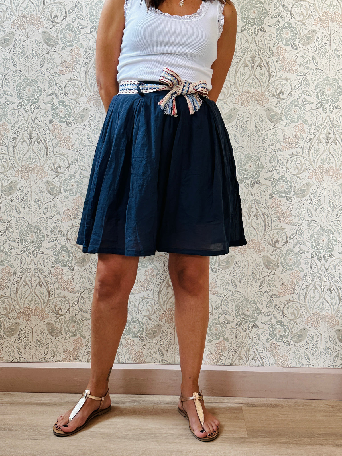 Pantaloncini blu, 100% cotone con elastico in vita sul retro. Taglio bermuda con cintura in tessuto fantasia. 
