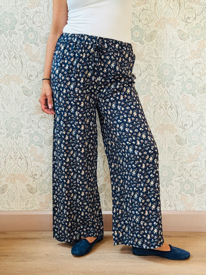 Pantalone lungo con elastico in vita e finta coulisse. Taglio palazzo e vestibilità morbida. 