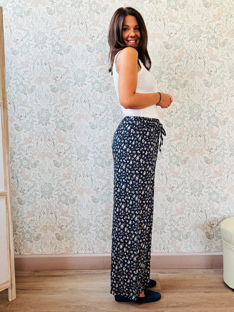 Pantalone lungo con elastico in vita e finta coulisse. Taglio palazzo e vestibilità morbida. 