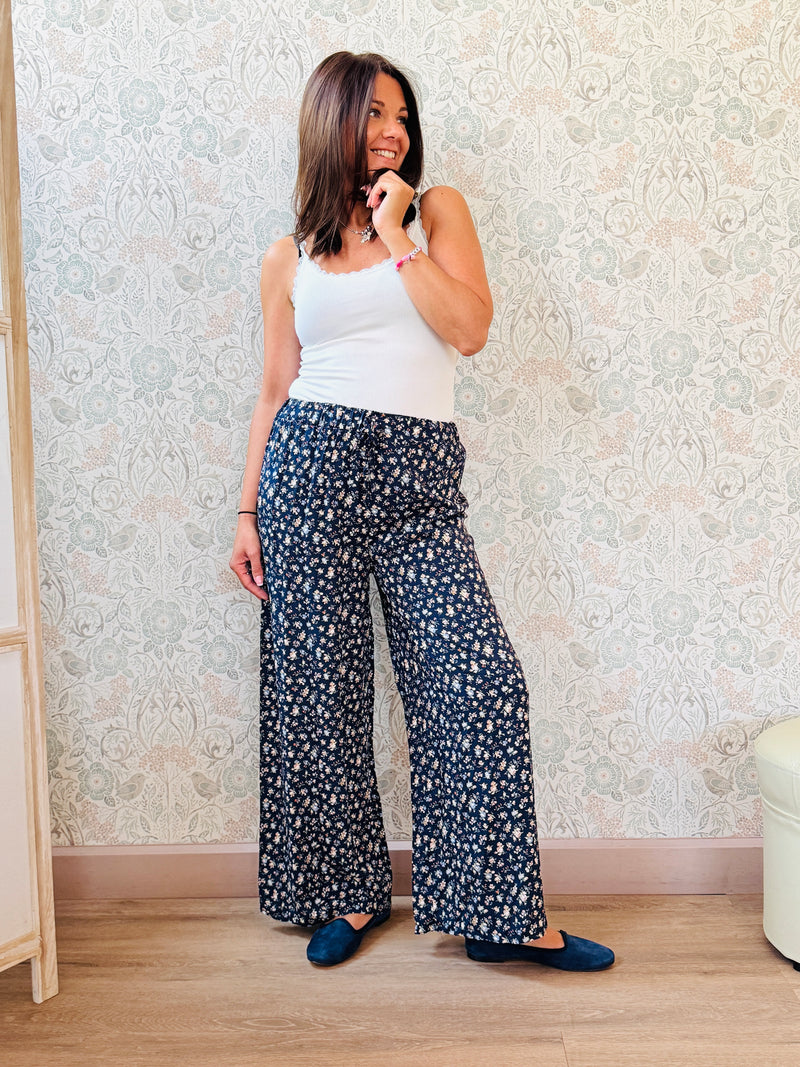 Pantalone lungo con elastico in vita e finta coulisse. Taglio palazzo e vestibilità morbida. 