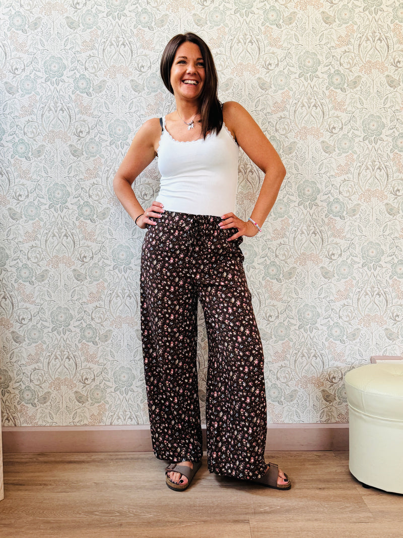 Pantalone lungo con elastico in vita e finta coulisse. Taglio palazzo e vestibilità morbida. 