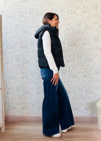 Piumino Smanicato imbottito con chiusura a bottoni clip, tasche laterali e cappuccio. Disponibile dalla taglia S(40) alla L(44). Outfit Must-Haves Made in Italy 