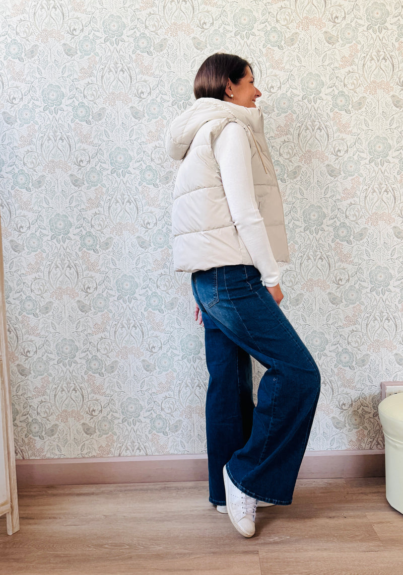 Piumino Bianco Smanicato imbottito con chiusura a bottoni clip, tasche laterali e cappuccio. Outfit Must-Haves Made in Italy. Dalla taglia S40 alla L44. 