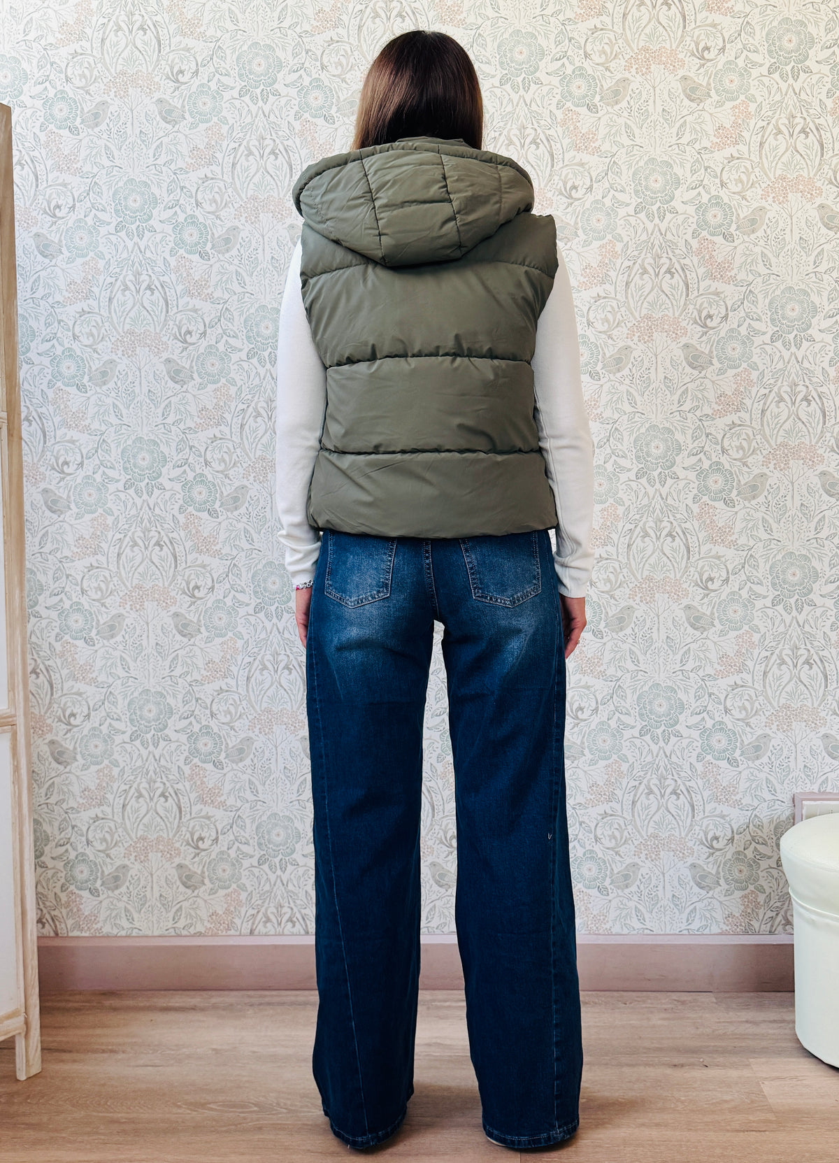 Piumino Smanicato verde militare, imbottito con chiusura a bottoni clip, tasche laterali e cappuccio. Disponibile dalla taglia S(40) alla L(44). 