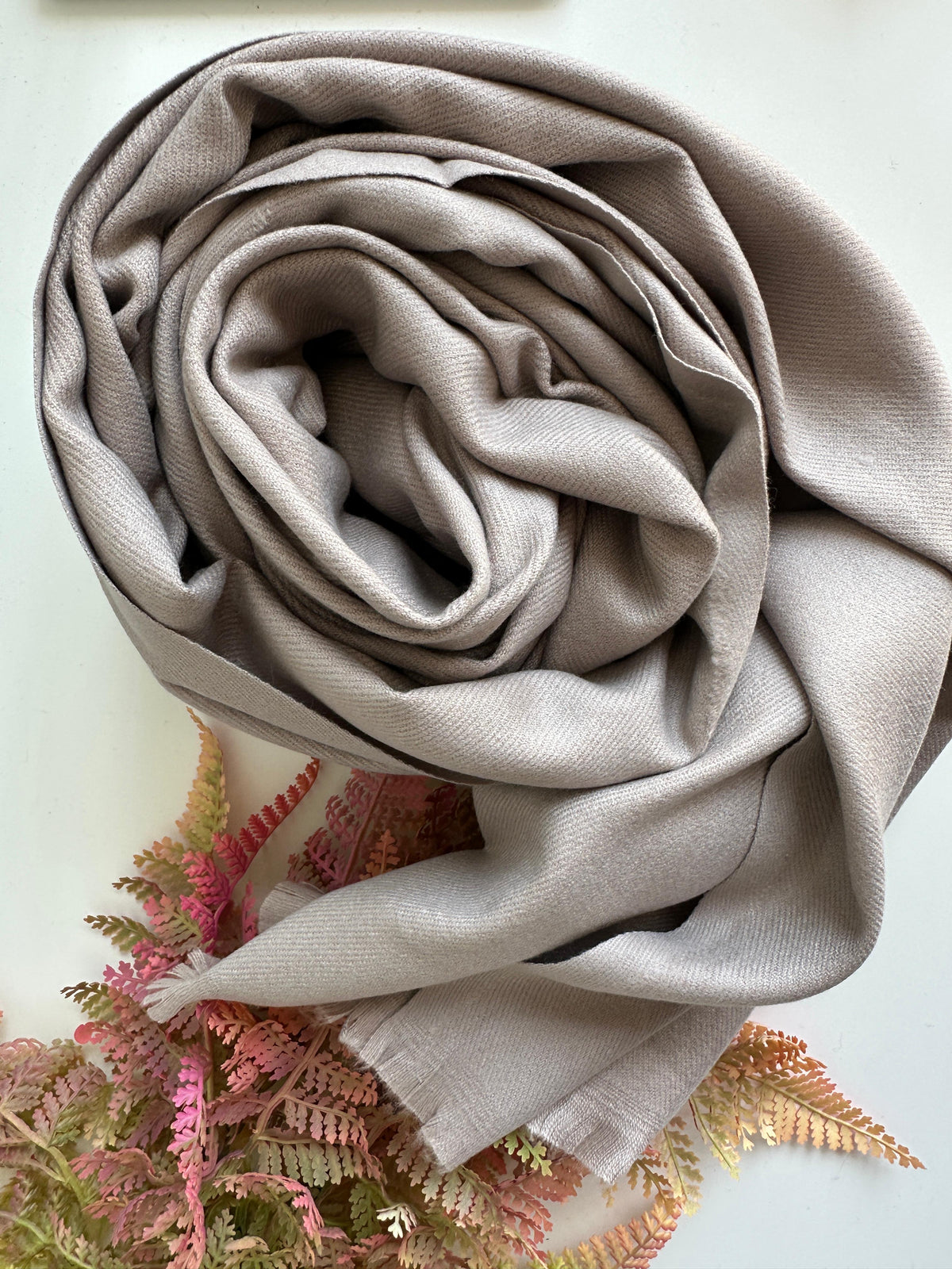Sciarpa beige tortora in morbida viscosa, taglio laser con leggere frange nei bordi corti. Perfetta anche come stola.