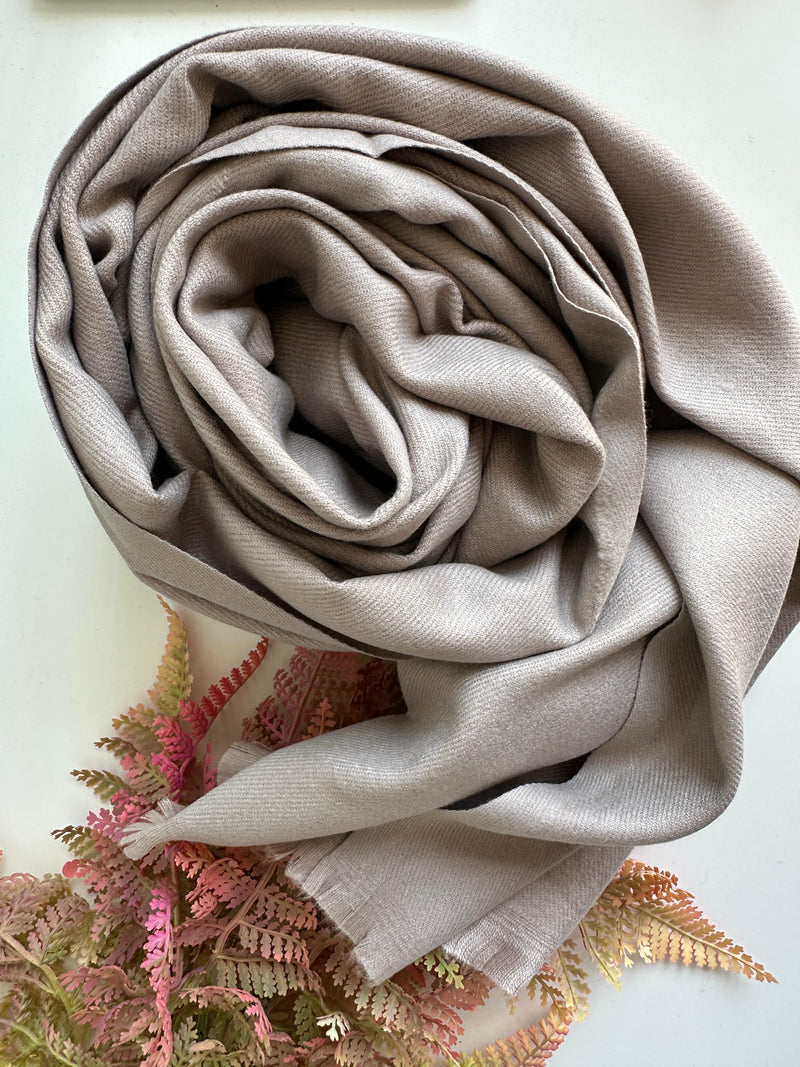 Sciarpa beige tortora in morbida viscosa, taglio laser con leggere frange nei bordi corti. Perfetta anche come stola.
