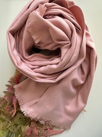 Sciarpa rosa in morbida viscosa, taglio laser con leggere frange nei bordi corti. Perfetta anche come stola.