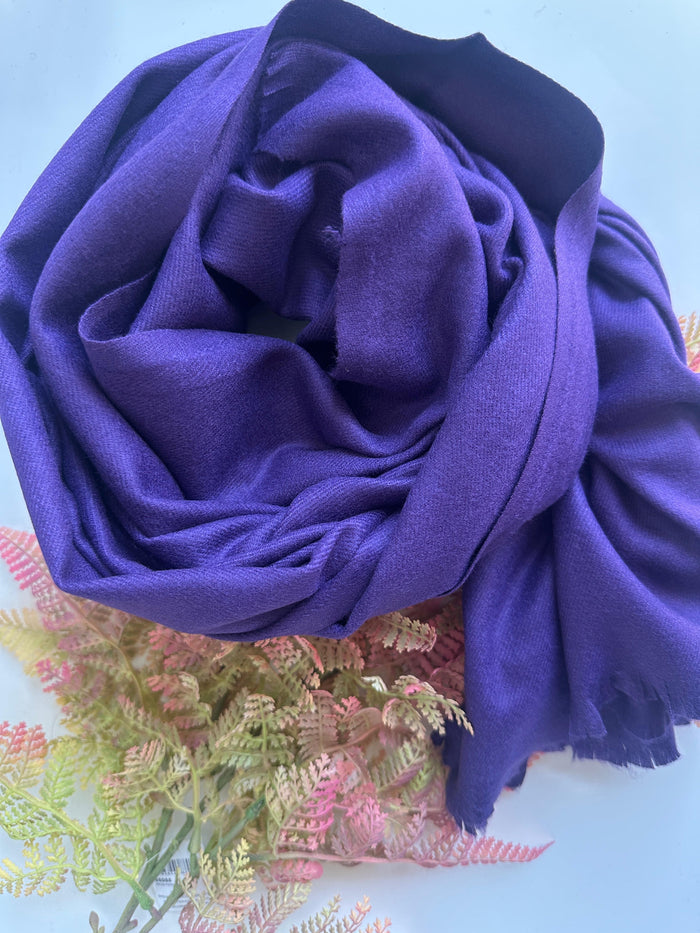 Sciarpa viola in morbida viscosa, taglio laser con leggere frange nei bordi corti. Perfetta anche come stola.