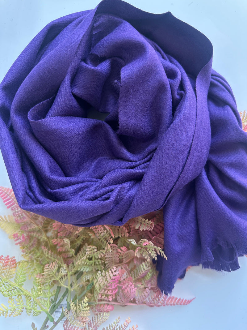 Sciarpa viola in morbida viscosa, taglio laser con leggere frange nei bordi corti. Perfetta anche come stola.