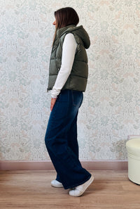 Piumino Smanicato verde militare, imbottito con chiusura a bottoni clip, tasche laterali e cappuccio. Disponibile dalla taglia S(40) alla L(44). 