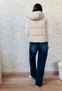 Piumino Bianco Smanicato imbottito con chiusura a bottoni clip, tasche laterali e cappuccio. Outfit Must-Haves Made in Italy. Dalla taglia S40 alla L44.  