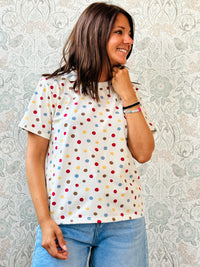 T-shirt con scollo tondo, manica corta e taglio dritto regolare. Colore bianco con pois colorati. 