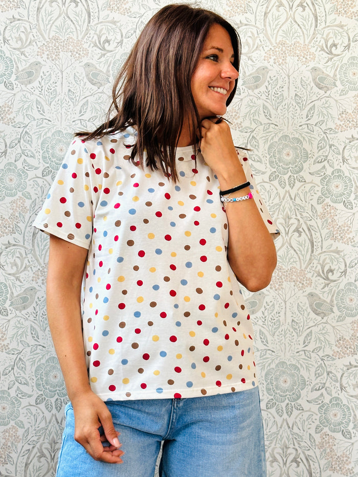 T-shirt con scollo tondo, manica corta e taglio dritto regolare. Colore bianco con pois colorati. 