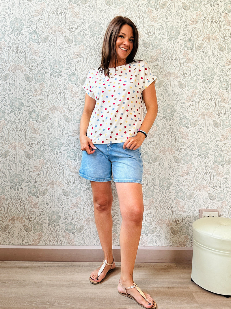 T-shirt con scollo tondo ampio, manica corta leggermente a pipistrello e taglio leggermente svasato.