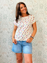 T-shirt con scollo tondo ampio, manica corta leggermente a pipistrello e taglio leggermente svasato.