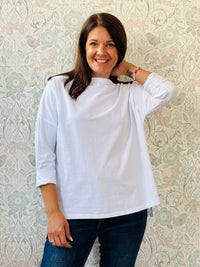 T-shirt donna a manica lunga con scollo a V. Taglio svasato, vestibilità morbida e spacchetti laterali. Taglia unica consigliata fino alla 46/48. Outfit Must-Have 