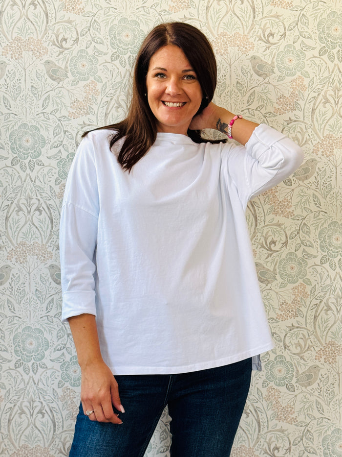 T-shirt donna a manica lunga con scollo a V. Taglio svasato, vestibilità morbida e spacchetti laterali. Taglia unica consigliata fino alla 46/48. Outfit Must-Have 