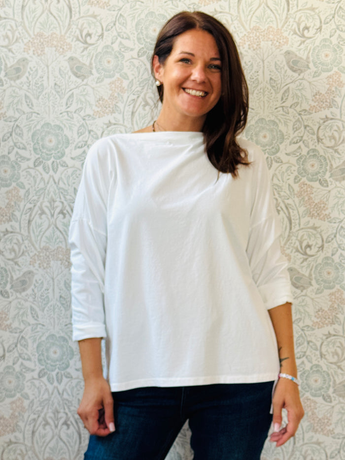 T-shirt donna a manica lunga con scollo a V. Taglio svasato, vestibilità morbida e spacchetti laterali. Taglia unica consigliata fino alla 46/48. Outfit Must-Have 