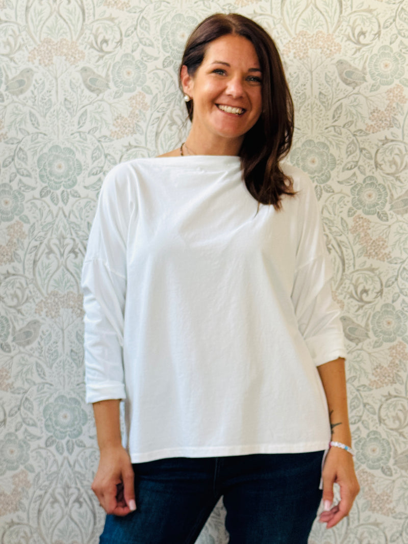 T-shirt donna a manica lunga con scollo a V. Taglio svasato, vestibilità morbida e spacchetti laterali. Taglia unica consigliata fino alla 46/48. Outfit Must-Have 