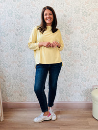T-shirt donna a manica lunga con scollo a V. Taglio svasato, vestibilità morbida e spacchetti laterali. Taglia unica consigliata fino alla 46/48. Outfit Must-Have  