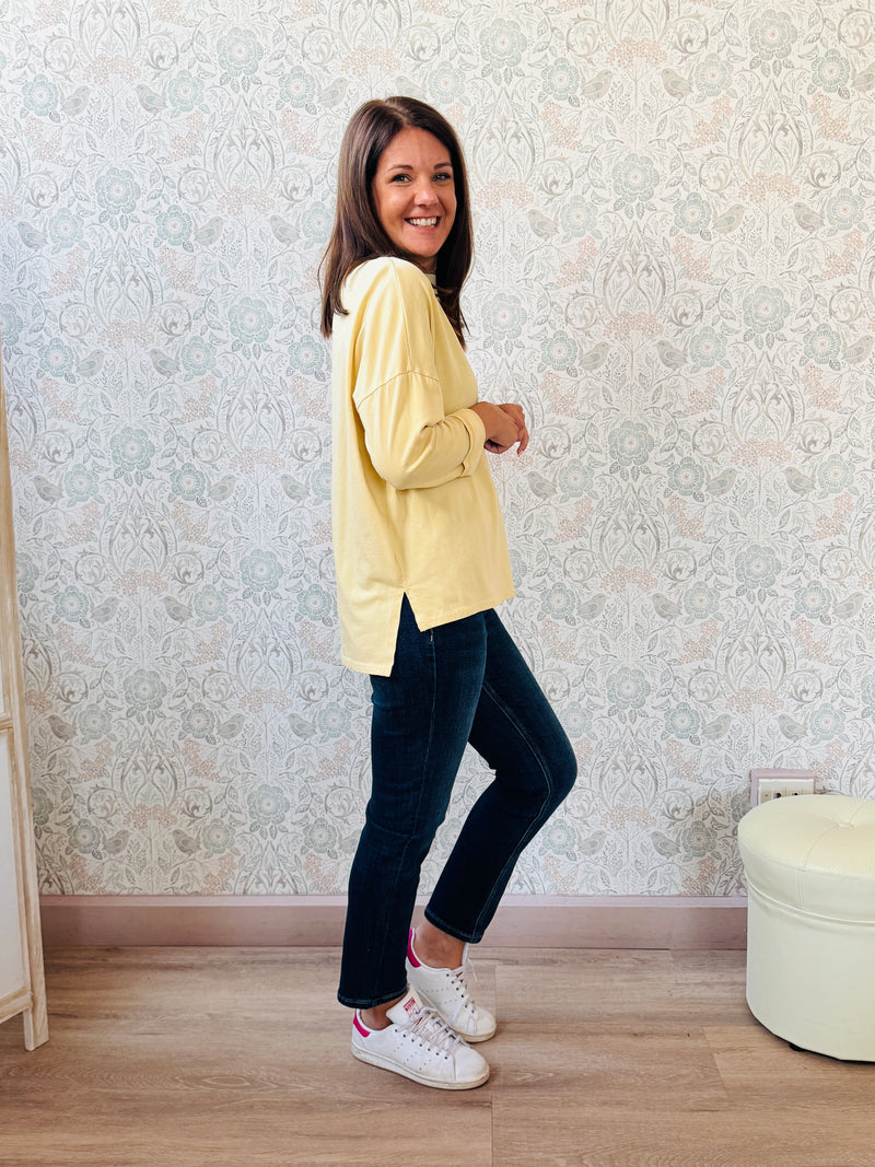 T-shirt donna a manica lunga con scollo a V. Taglio svasato, vestibilità morbida e spacchetti laterali. Taglia unica consigliata fino alla 46/48. Outfit Must-Have  