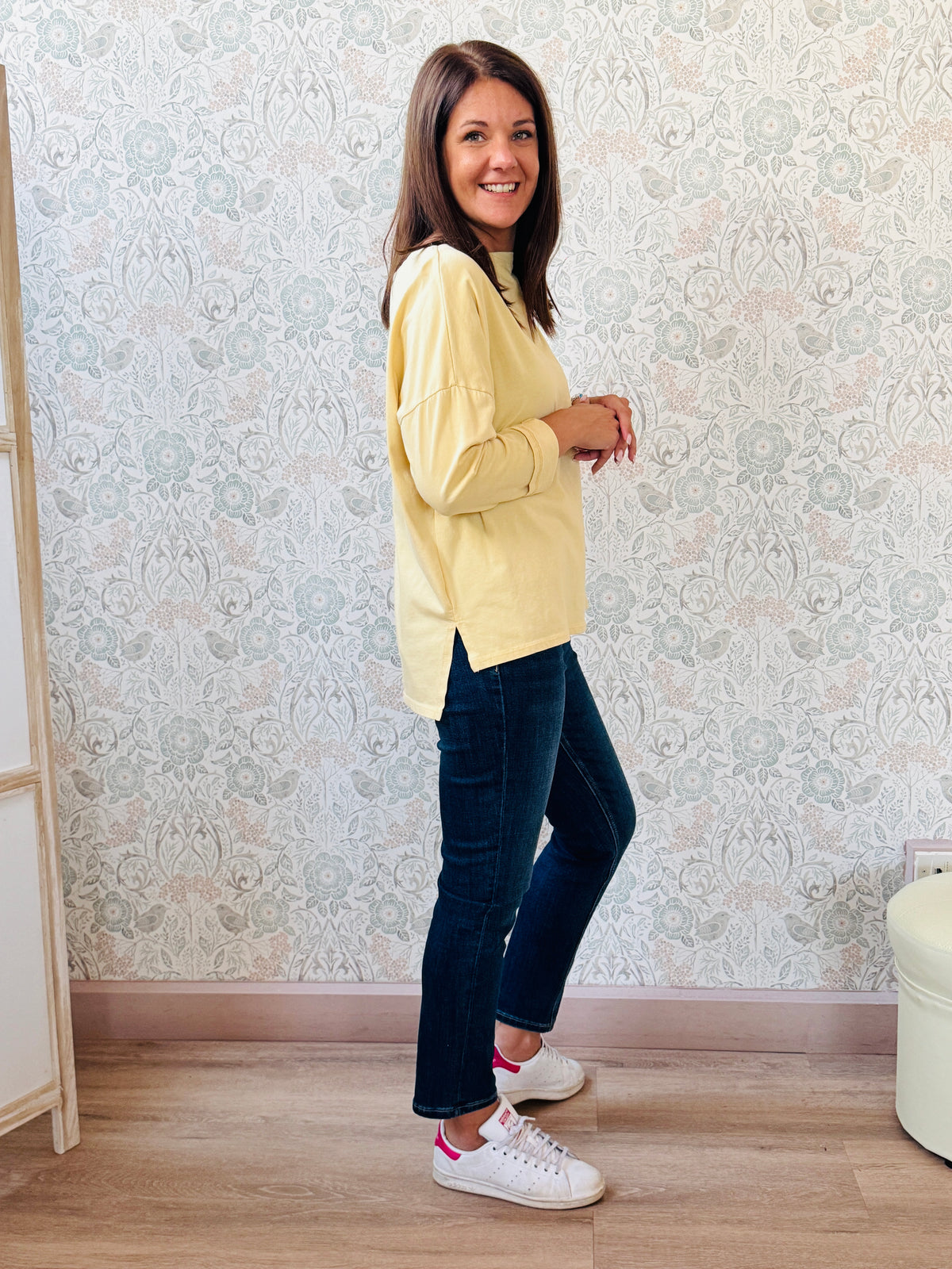 T-shirt donna a manica lunga con scollo a V. Taglio svasato, vestibilità morbida e spacchetti laterali. Taglia unica consigliata fino alla 46/48. Outfit Must-Have  