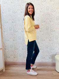 T-shirt donna a manica lunga con scollo a V. Taglio svasato, vestibilità morbida e spacchetti laterali. Taglia unica consigliata fino alla 46/48. Outfit Must-Have  