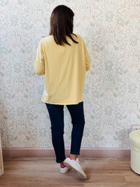 T-shirt donna a manica lunga con scollo a V. Taglio svasato, vestibilità morbida e spacchetti laterali. Taglia unica consigliata fino alla 46/48. Outfit Must-Have  