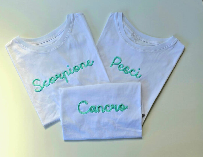 T-shirt basic con segno zodiacale ricamato 