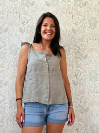 Top 100% lino, con spalline frou frou, leggermente svasato e chiusura con bottoni. 