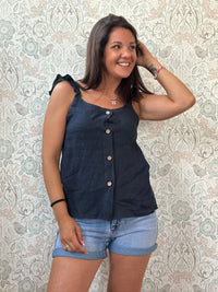 Top 100% lino, con spalline frou frou, leggermente svasato e chiusura con bottoni. 