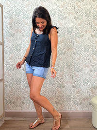 Top 100% lino, con spalline frou frou, leggermente svasato e chiusura con bottoni. 