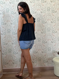 Top 100% lino, con spalline frou frou, leggermente svasato e chiusura con bottoni. 