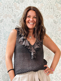 Top 100% cotone, marrone, traforato con scollo a v profondo. Dettaglio volant sullo scollo. 