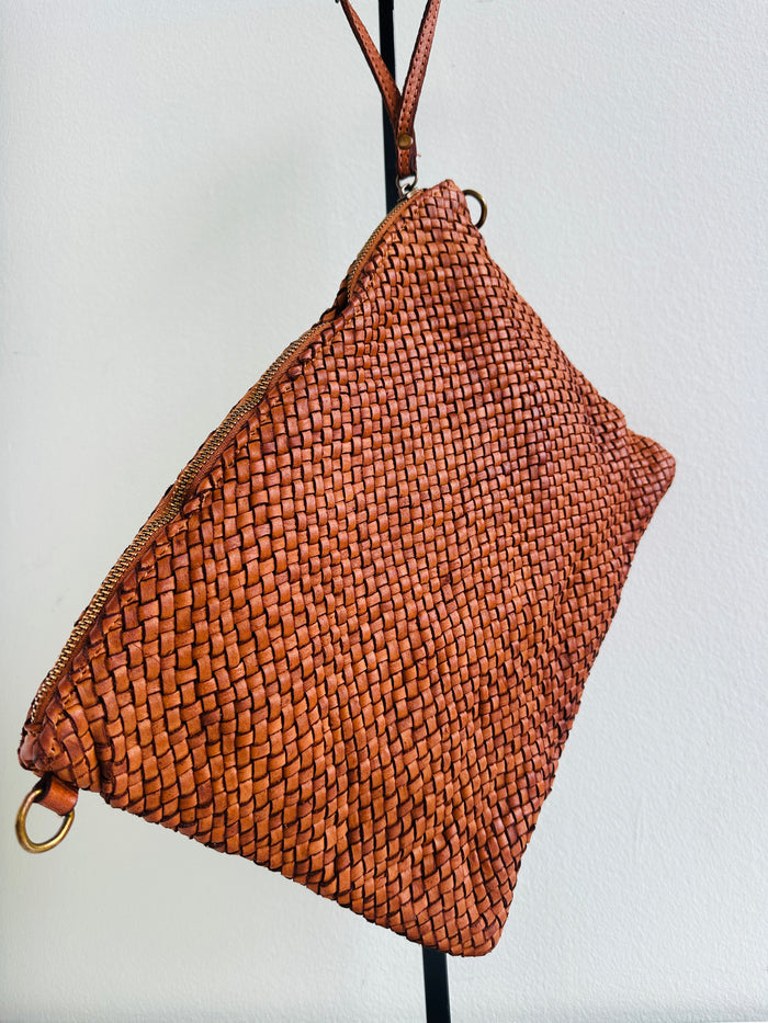 Borsa 100% pelle fiorentina. Borsa in pelle intrecciata con manico a mano e tracolla interna regolabile removibile Chiusura con cerniera e tasca interna. 