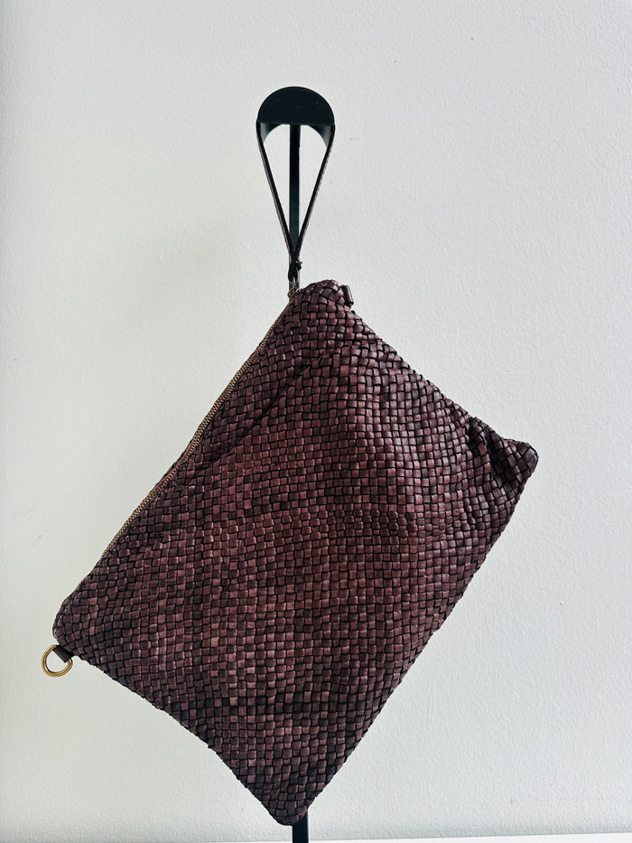 Borsa 100% pelle fiorentina. Borsa in pelle intrecciata con manico a mano e tracolla interna regolabile removibile Chiusura con cerniera e tasca interna. 