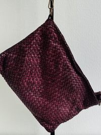 Borsa 100% pelle intrecciata con tracolla regolabile e removibile. Tasca interna con zip e tasca esterna sul retro con zip.  